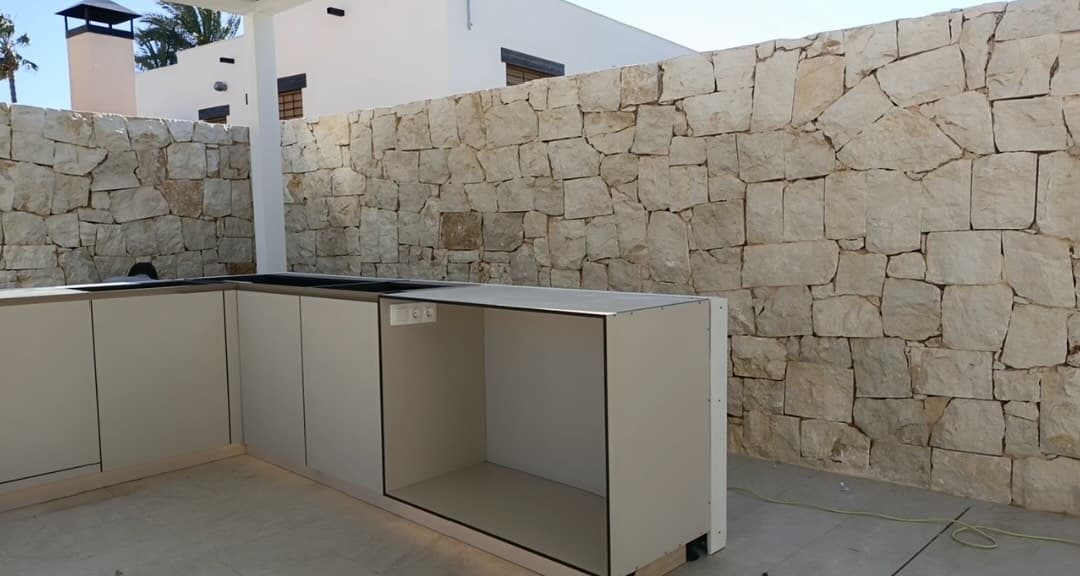 Renovación de terraza con toldo y isla de cocina — imagen del proyecto