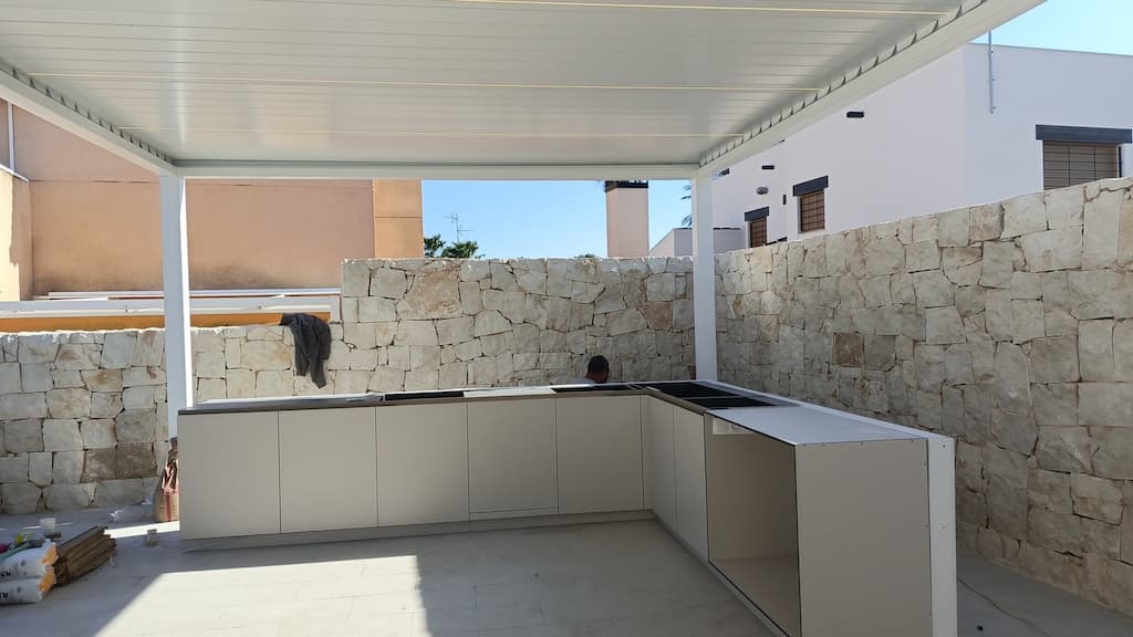 Renovación de terraza con toldo y isla de cocina — imagen del proyecto
