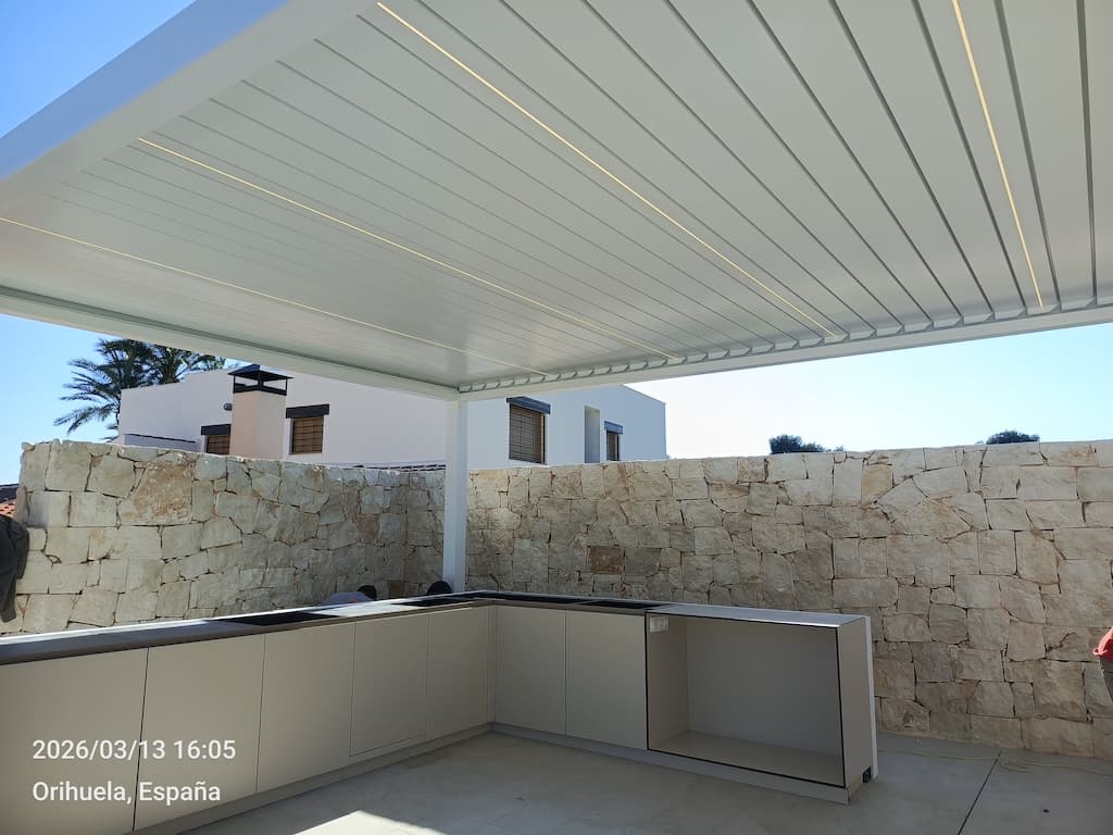 Renovación de terraza con toldo y isla de cocina — imagen del proyecto
