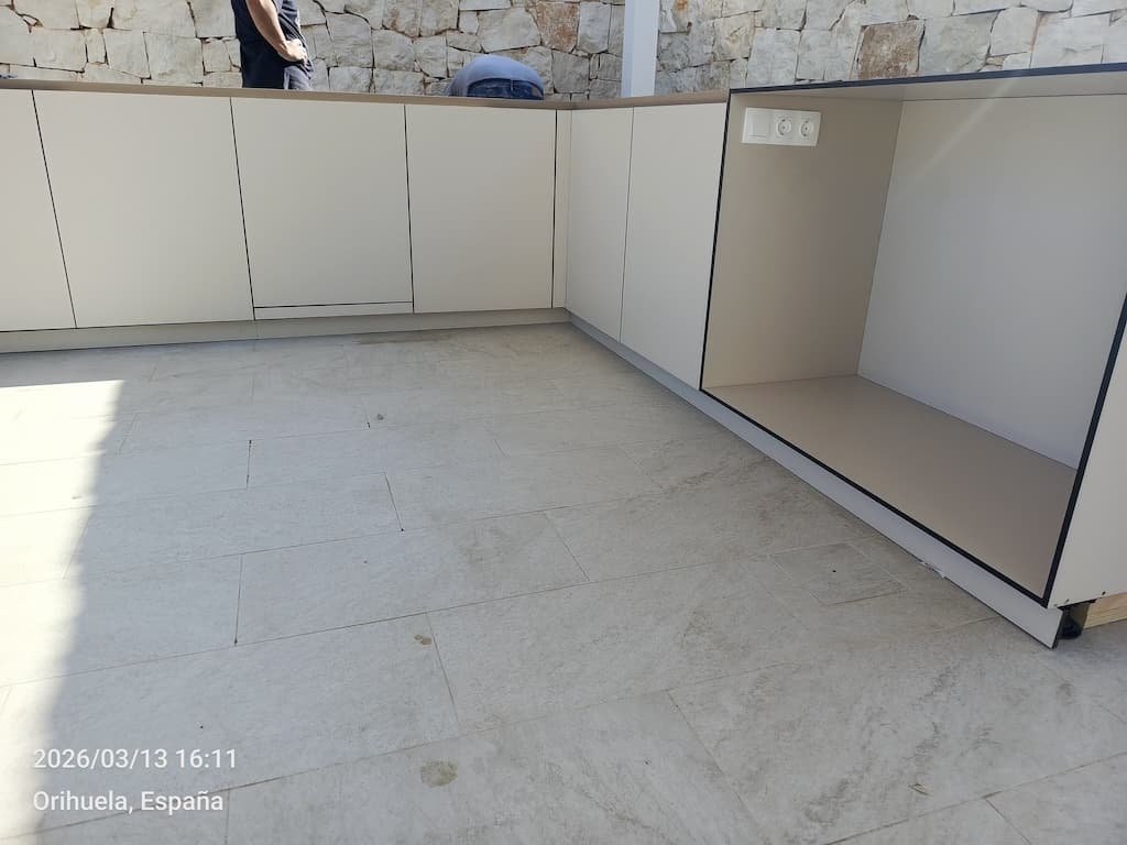 Renovación de terraza con toldo y isla de cocina — imagen del proyecto