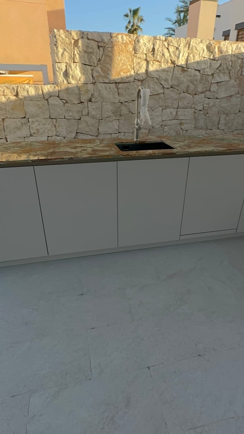 Renovación de terraza con toldo y isla de cocina — imagen del proyecto
