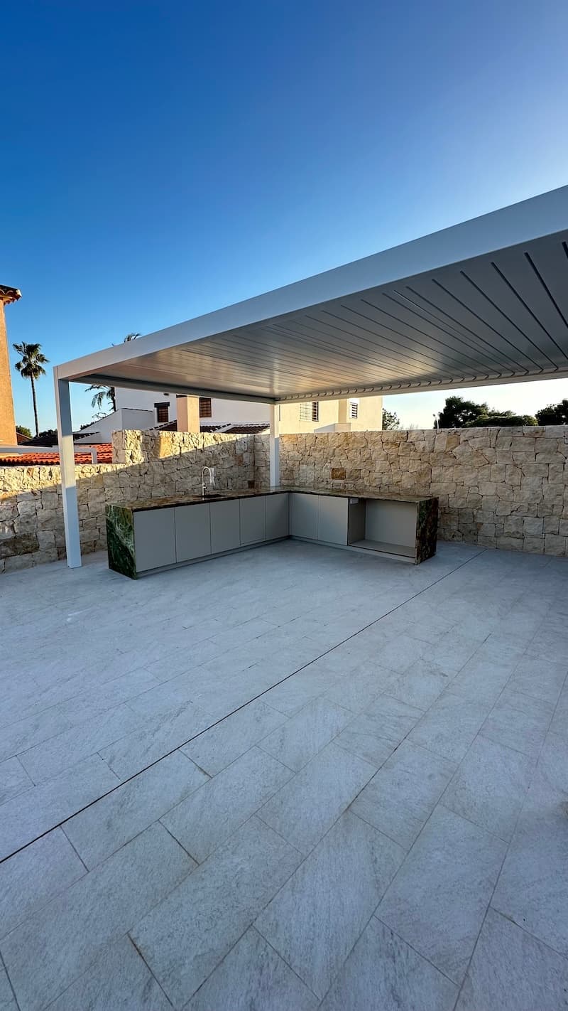 Detalle de acabados en terraza y zona exterior reformada
