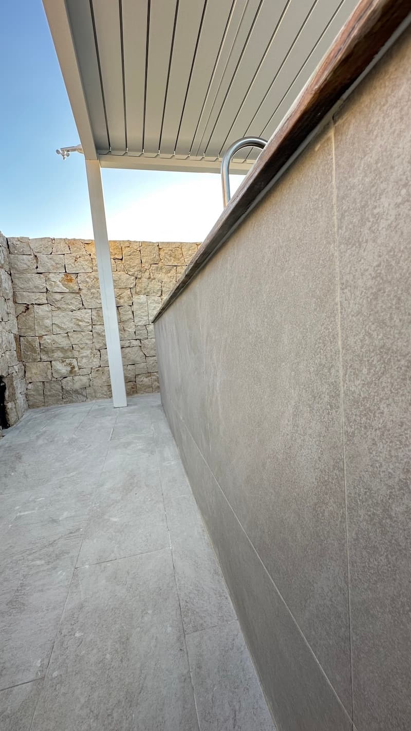 Renovación de terraza con toldo y isla de cocina — imagen del proyecto
