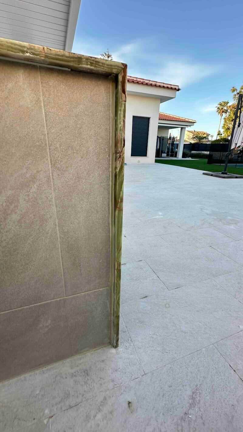 Renovación de terraza con toldo y isla de cocina — imagen del proyecto