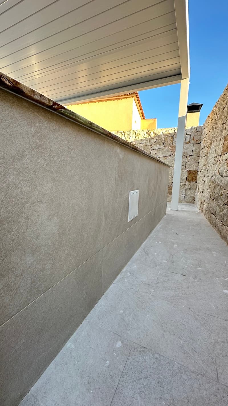 Renovación de terraza con toldo y isla de cocina — imagen del proyecto