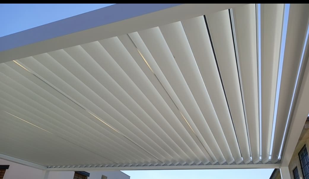 Renovación de terraza con toldo y isla de cocina — imagen del proyecto