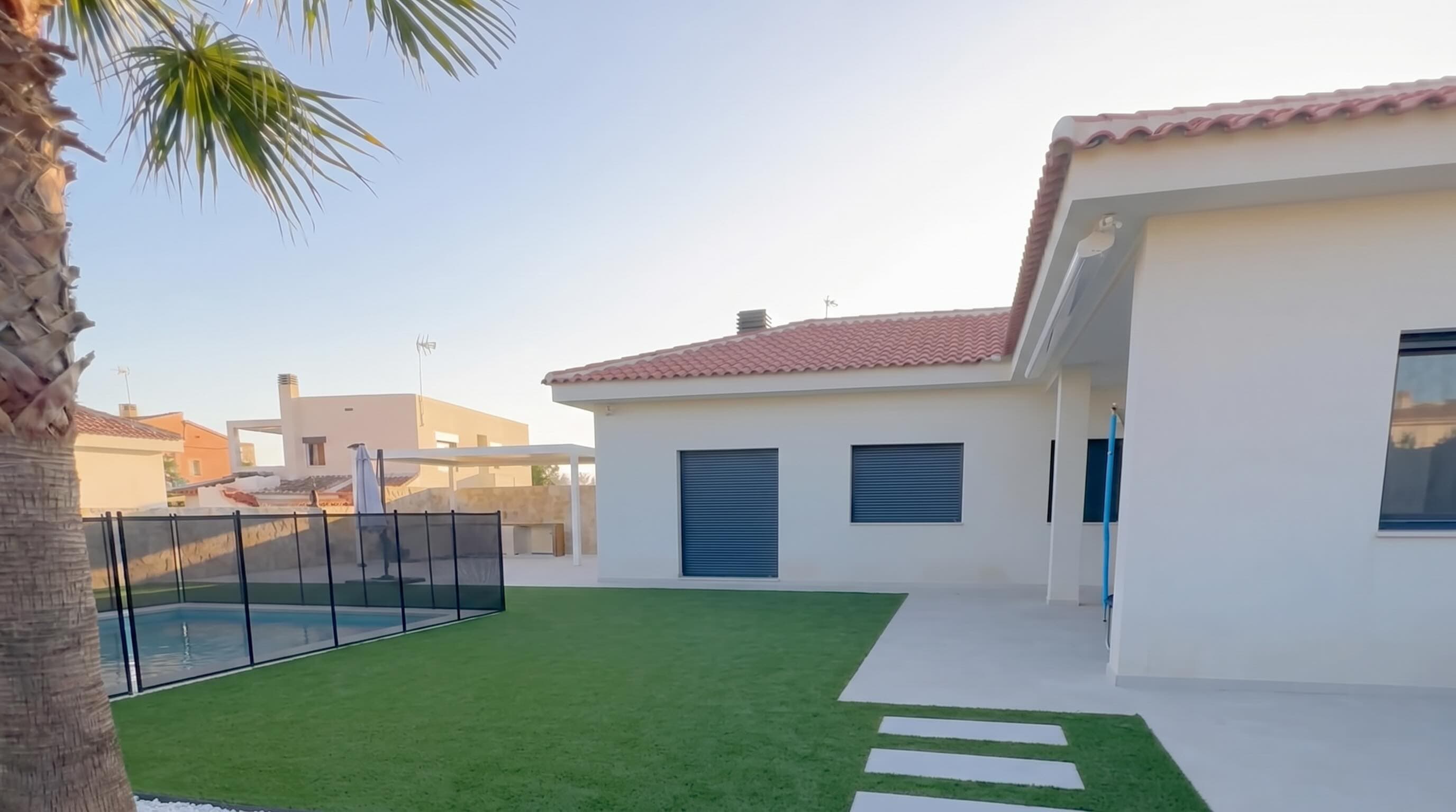 Renovación de terraza con toldo y isla de cocina — imagen del proyecto