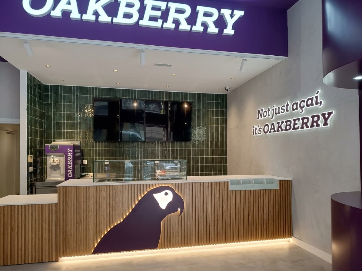 Local comercial Oakberry reformado con barra de madera, iluminación LED y acabados premium