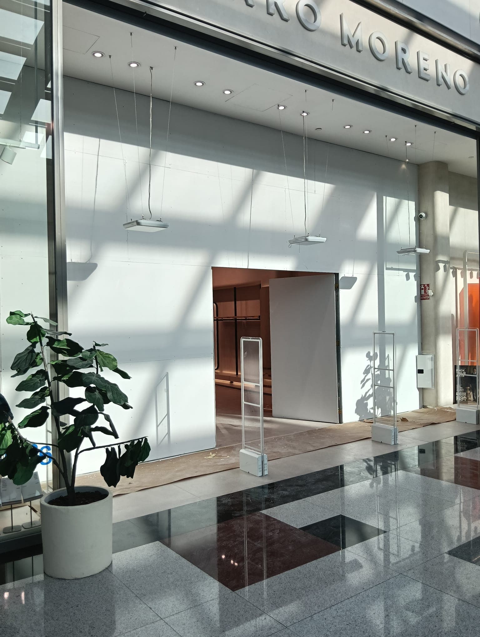 Reforma de local comercial en centro comercial con fachada e iluminación renovadas