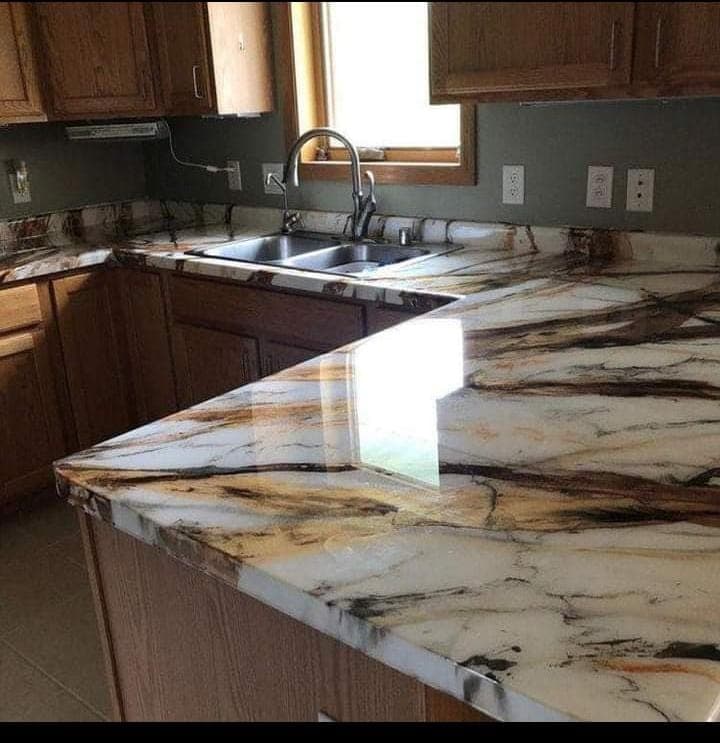 Encimera de cocina revestida con resina de veteado marmóreo sobre muebles de madera