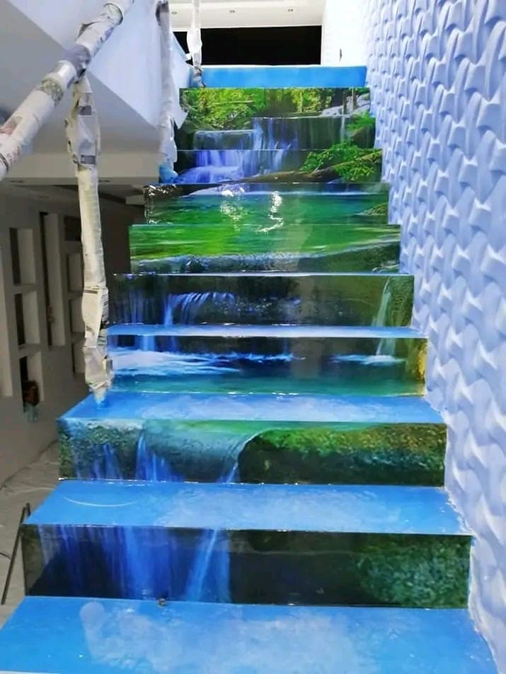 Escalera interior revestida con una cascada impresa bajo resina y pared con panelado 3D