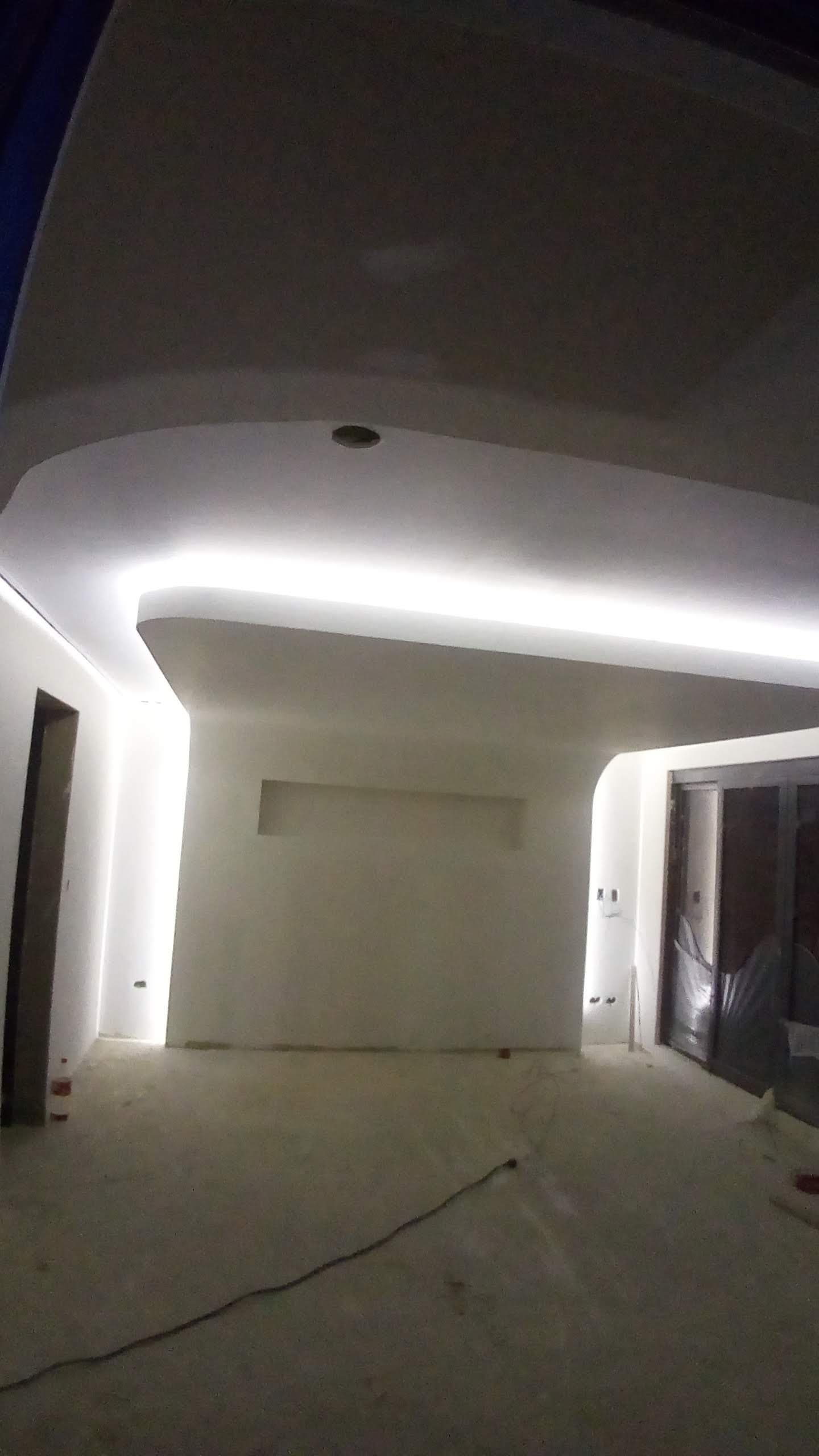 Falso techo con iluminación LED indirecta instalada por Dunamis