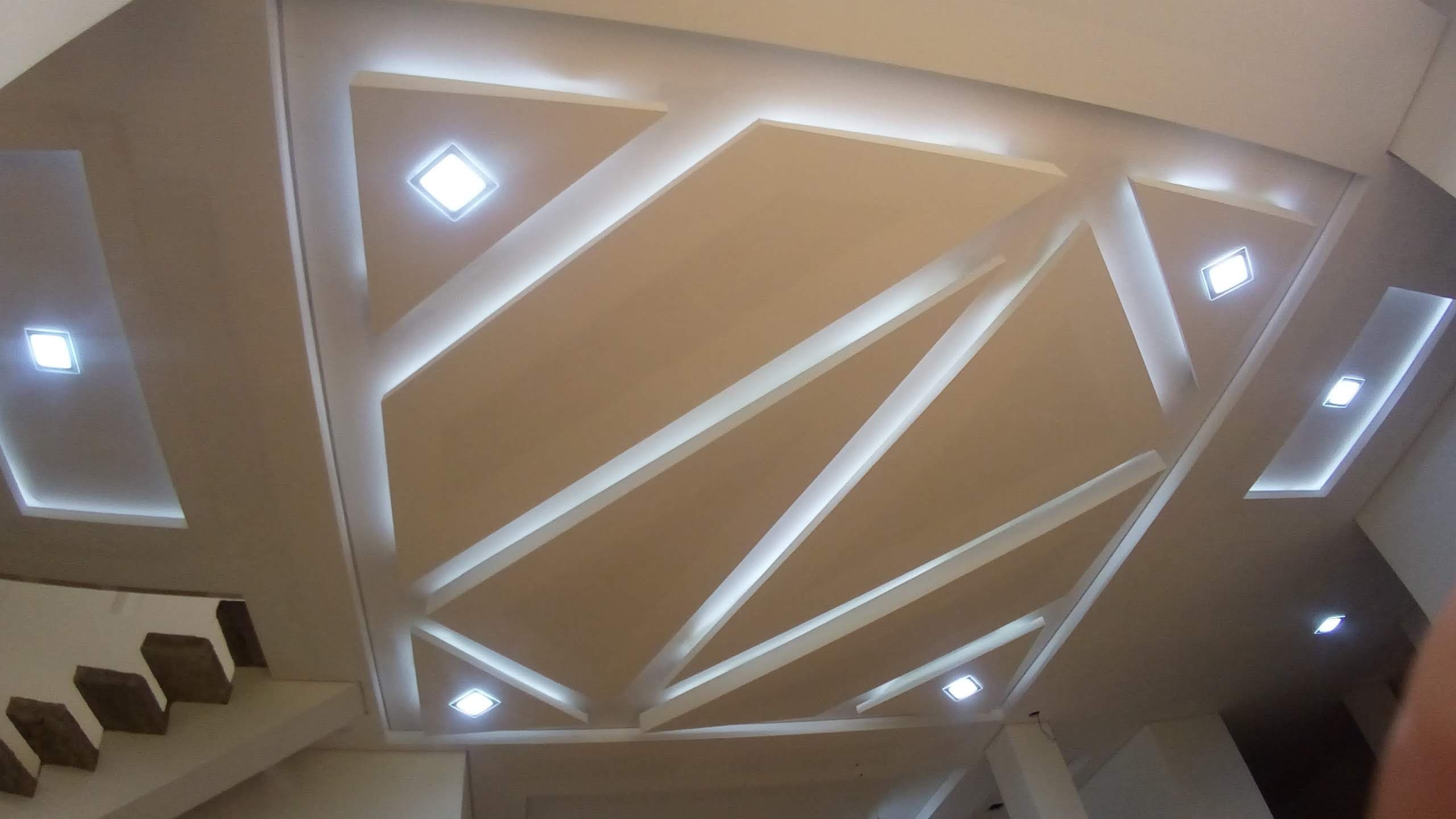 Vista frontal de un techo de pladur con trama triangular de nervios iluminados