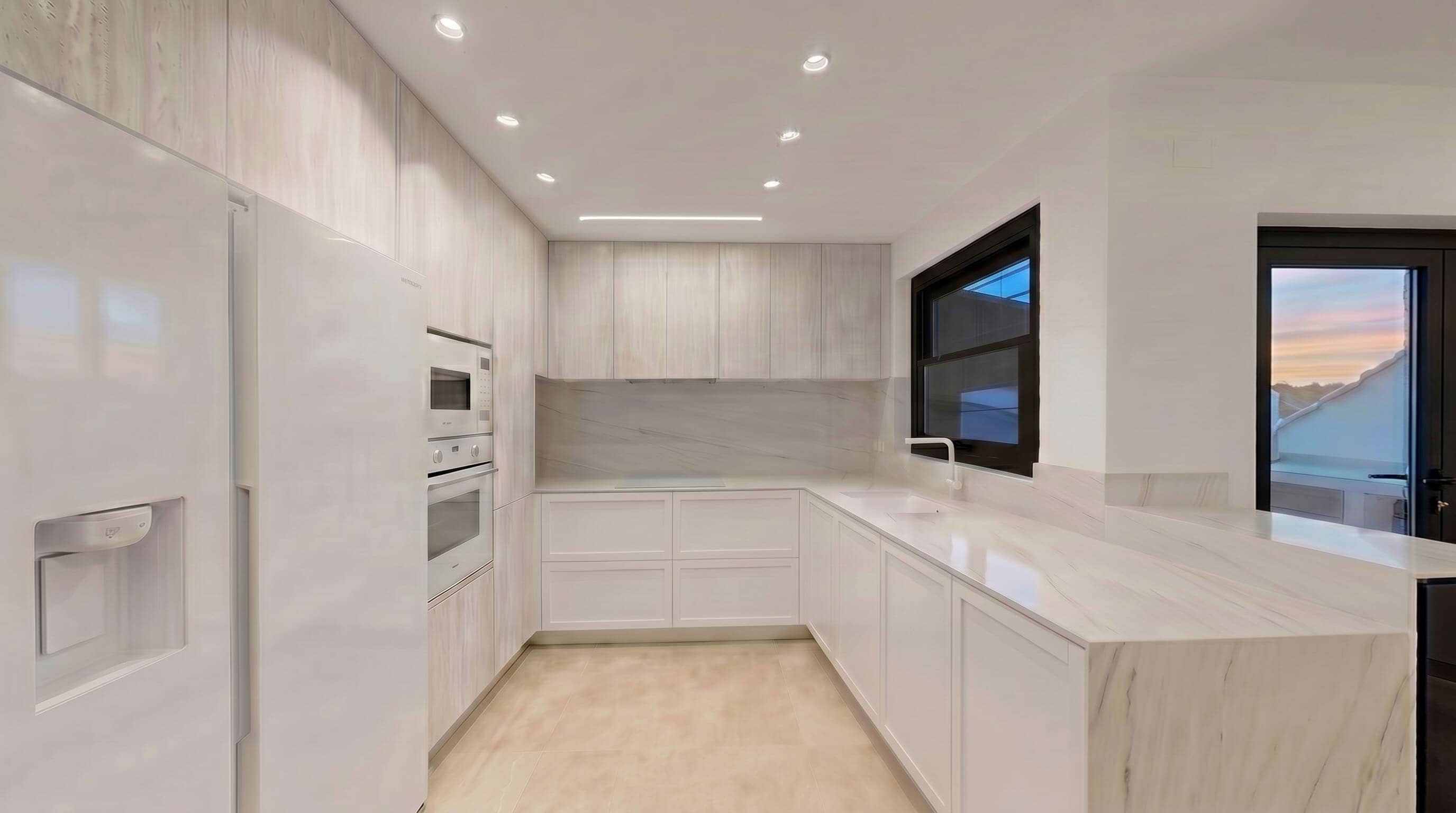 Cocina reformada en Pilar de la Horadada con mobiliario blanco e iluminación LED