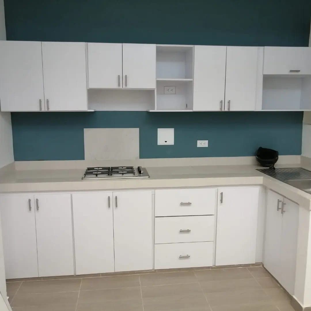 Mobiliario de cocina a medida con frentes blancos instalado por Dunamis