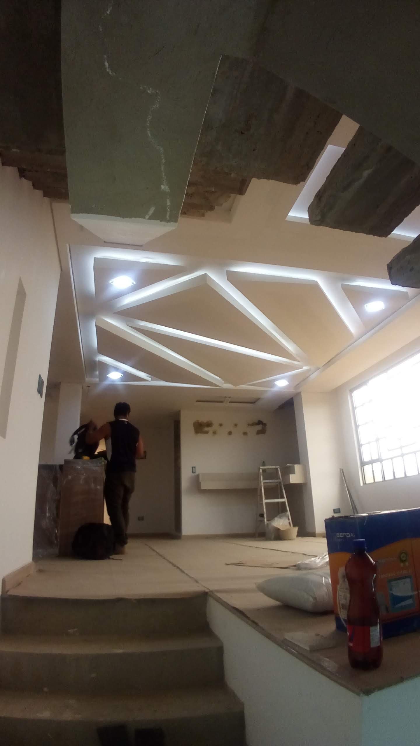 Obra de albañilería de Dunamis con falso techo de pladur e iluminación en ejecución