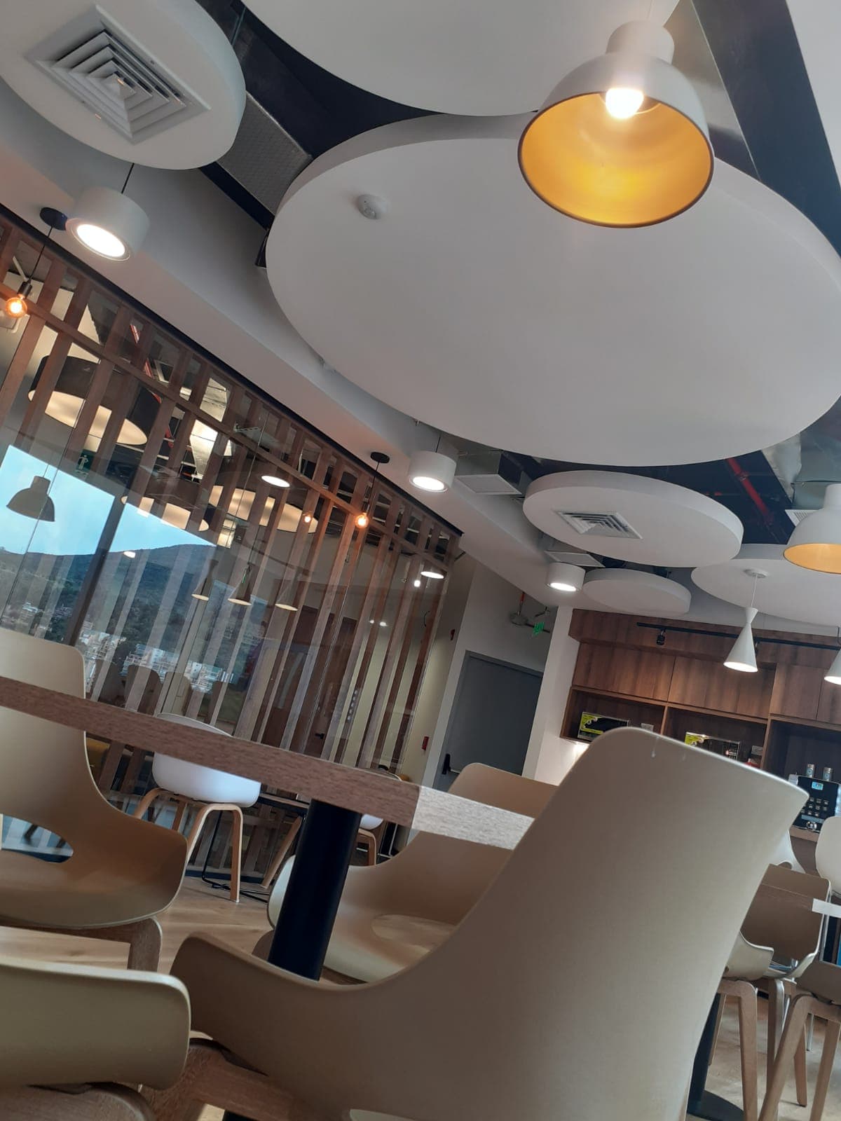 Local comercial reformado por Dunamis con techos acústicos, iluminación decorativa y carpintería en madera