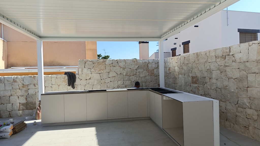 Renovación de terraza con toldo y isla de cocina — imagen del proyecto