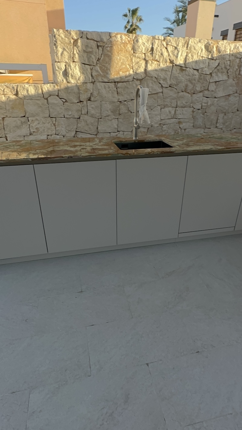 Renovación de terraza con toldo y isla de cocina — imagen del proyecto