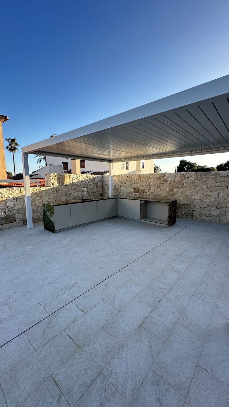 Renovación de terraza con toldo y isla de cocina — imagen del proyecto