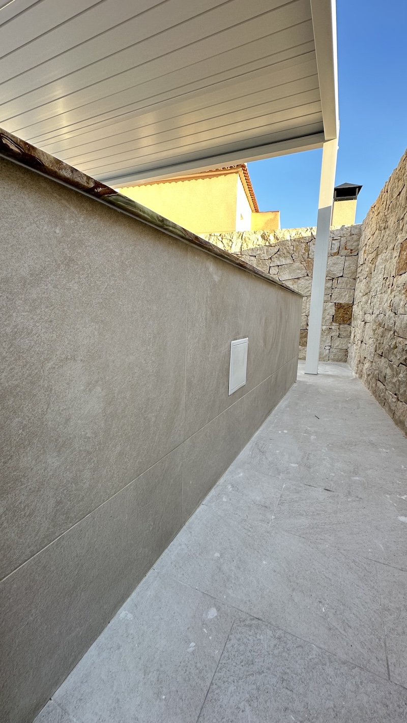 Renovación de terraza con toldo y isla de cocina — imagen del proyecto